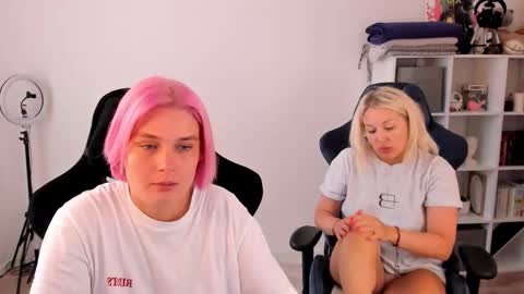 Nessie and Jessie online show from 09/19/25, 10:38