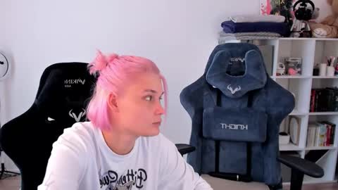 Nessie and Jessie online show from 09/22/25, 10:50