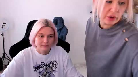 Nessie and Jessie online show from 10/19/25, 09:54