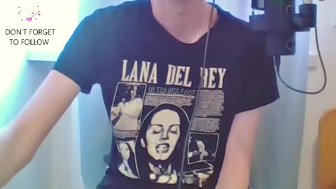 Snapshot of houdenni chatting on 02/09/25, 08:22 twinkie online show from 02/09/25, 08:22