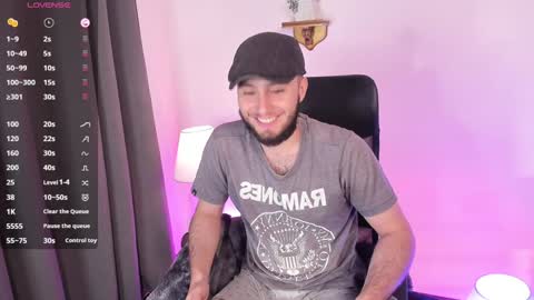 Snapshot of houseoffriends chatting on 02/03/25, 01:08 House Of Friends online show from 02/03/25, 01:08