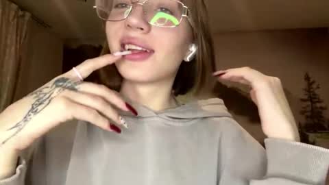 hsiuscherich online show from 12/21/25, 02:24