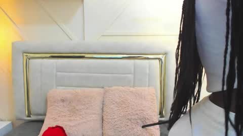 Snapshot of huddah_cam chatting on 02/11/25, 11:21 huddah online show from 02/11/25, 11:21