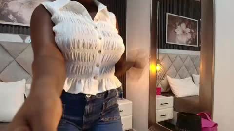 Snapshot of huddah_cam chatting on 09/17/25, 11:12 huddah online show from 09/17/25, 11:12