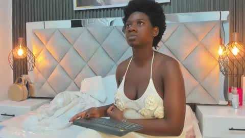 Snapshot of huddah_cam chatting on 09/20/25, 11:33 huddah online show from 09/20/25, 11:33