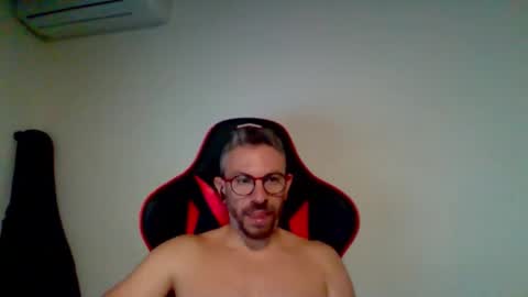 Snapshot of huge__cumshot chatting on 10/28/25, 05:59 huge__cumshot online show from 10/28/25, 05:59