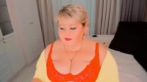 Snapshot of huge_booobs chatting on 12/09/24, 06:46 milli online show from 12/09/24, 06:46