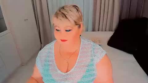 Snapshot of huge_booobs chatting on 12/14/24, 05:25 milli online show from 12/14/24, 05:25