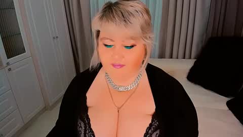 Snapshot of huge_booobs chatting on 12/26/24, 03:53 milli online show from 12/26/24, 03:53