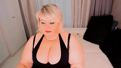 Snapshot of huge_booobs chatting on 01/31/25, 06:36 milli online show from 01/31/25, 06:36