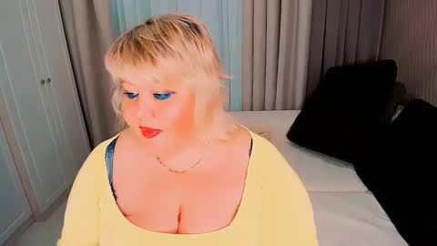 Snapshot of huge_booobs chatting on 03/02/25, 03:05 milli online show from 03/02/25, 03:05