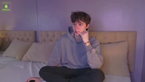 Snapshot of hugebangins_ chatting on 11/23/25, 04:45 ANTHONY online show from 11/23/25, 04:45