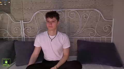 Snapshot of hugebangins_ chatting on 12/04/25, 03:32 ANTHONY online show from 12/04/25, 03:32