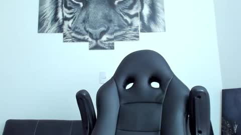 Snapshot of humber_eli chatting on 10/08/25, 01:03 Eli online show from 10/08/25, 01:03