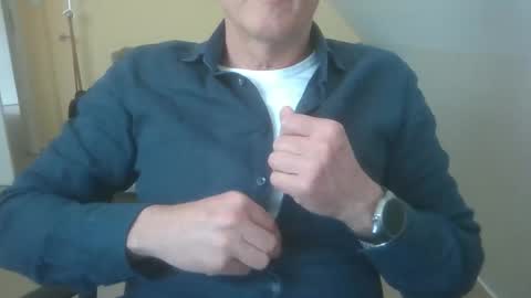 Snapshot of hundeleine chatting on 04/01/26, 11:44 hundeleine online show from 04/01/26, 11:44