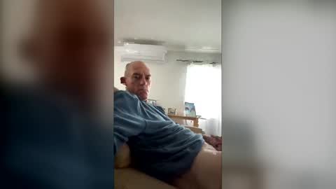 Snapshot of hungbull81 chatting on 05/19/26, 03:35 hungbull81 online show from 05/19/26, 03:35