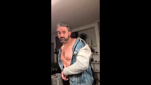 hungitalian40 online show from 12/18/25, 10:21