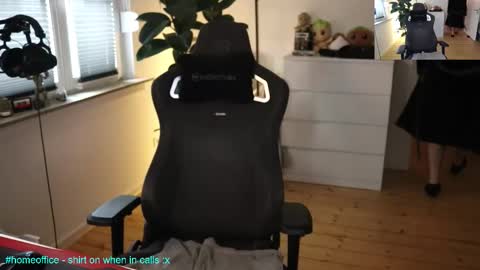 hungry_26 online show from 12/17/25, 09:37