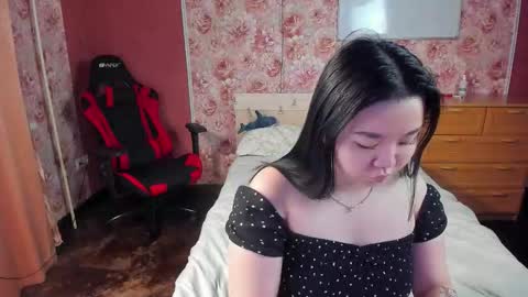 Snapshot of hungrybunny999 chatting on 12/17/25, 09:59 Nancy and Robert online show from 12/17/25, 09:59