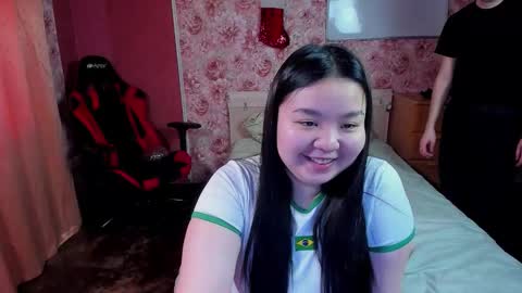 Snapshot of hungrybunny999 chatting on 12/20/25, 05:36 Nancy and Robert online show from 12/20/25, 05:36