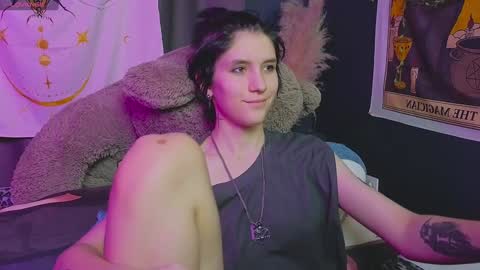 Snapshot of hyeon_jin chatting on 01/22/25, 04:23 Hyeon Jin online show from 01/22/25, 04:23