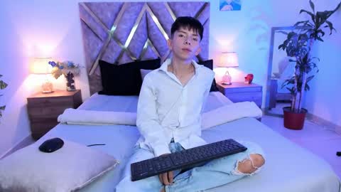 Son Hyunjin online show from 10/12/25, 04:28