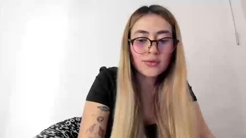 Hyun Joo online show from 09/16/25, 08:43