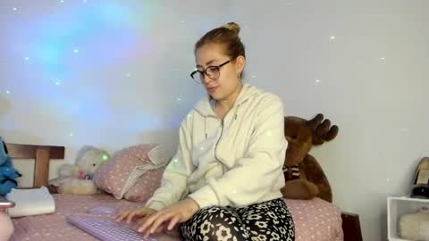 Hyun Joo online show from 04/24/26, 08:55