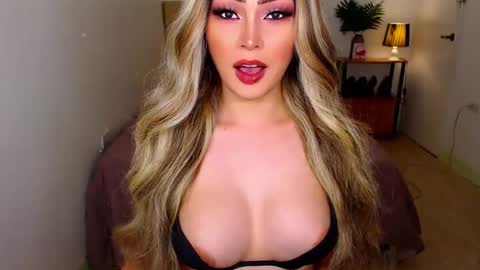 QUEEN SUSSIE BROWN online show from 03/02/26, 03:52