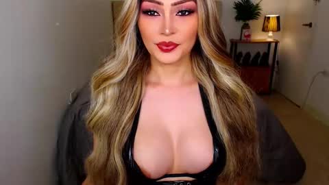 QUEEN SUSSIE BROWN online show from 03/03/26, 07:36