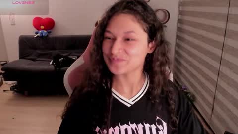 Snapshot of iam_nikki chatting on 10/25/25, 04:20 On instagram Imm NikkiHelp me reach 100 likes online show from 10/25/25, 04:20