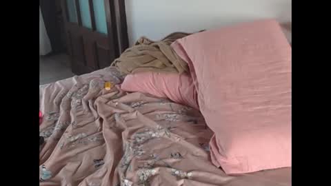 Snapshot of iamskylaa chatting on 12/17/25, 01:06 iamskylaa online show from 12/17/25, 01:06