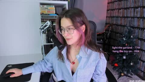 Snapshot of icefroq chatting on 12/30/24, 06:05 Julia online show from 12/30/24, 06:05