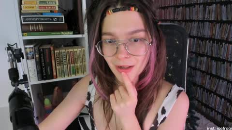 Snapshot of icefroq chatting on 01/17/25, 08:55 Julia online show from 01/17/25, 08:55