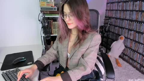 Snapshot of icefroq chatting on 01/21/25, 11:24 Julia online show from 01/21/25, 11:24