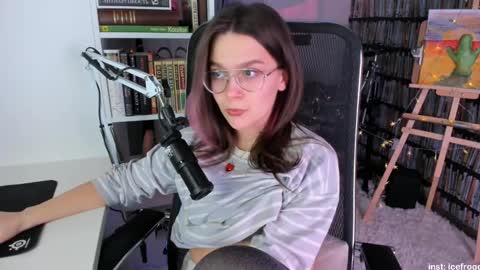 Snapshot of icefroq chatting on 02/24/25, 09:41 Julia online show from 02/24/25, 09:41