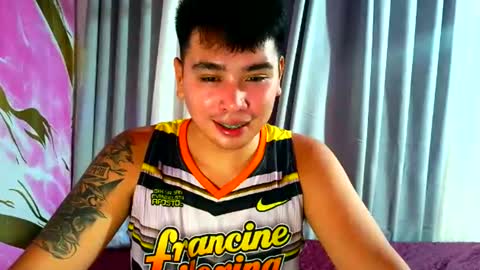 Snapshot of iconic_vince chatting on 10/22/25, 12:27 iconic_vince online show from 10/22/25, 12:27