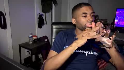 Snapshot of idropbabies chatting on 12/30/24, 01:15 UNO online show from 12/30/24, 01:15