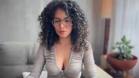 Snapshot of illaroom chatting on 10/01/25, 06:47 Kloe online show from 10/01/25, 06:47