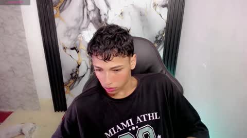 Snapshot of im_david01 chatting on 12/01/25, 01:05 im_david01 online show from 12/01/25, 01:05