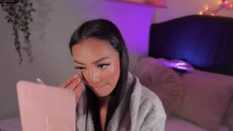 Snapshot of im_isabellaa chatting on 12/05/25, 08:05 Isa online show from 12/05/25, 08:05