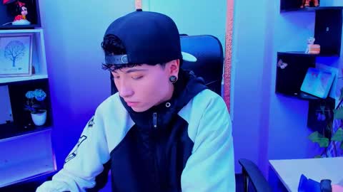 Snapshot of im_mathias chatting on 11/25/25, 02:44 mathias online show from 11/25/25, 02:44