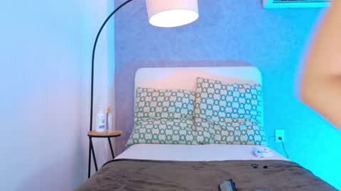 Snapshot of im_nova_w chatting on 10/18/25, 07:25 nova online show from 10/18/25, 07:25