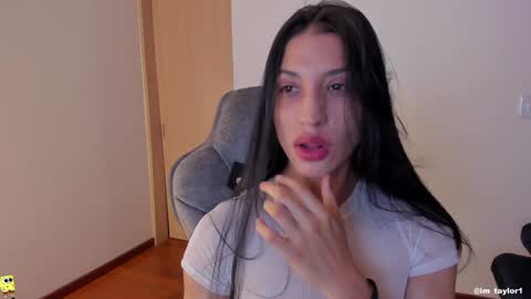 Snapshot of im_taylor chatting on 12/17/24, 12:23 TAYLOR online show from 12/17/24, 12:23