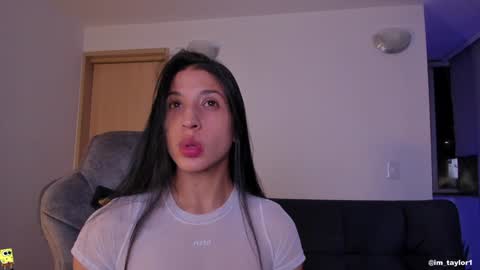 Snapshot of im_taylor chatting on 12/27/24, 02:25 TAYLOR online show from 12/27/24, 02:25