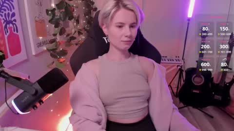 Snapshot of imnotmia chatting on 03/08/25, 01:03 Mia online show from 03/08/25, 01:03