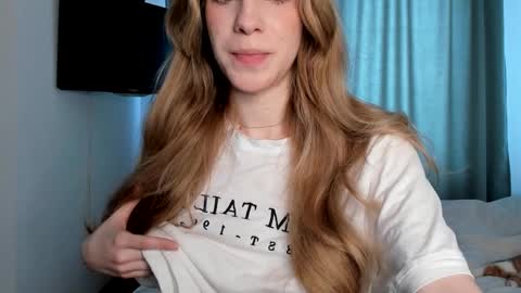 Snapshot of imogensy chatting on 02/18/25, 05:42 my name Imo Fansly online show from 02/18/25, 05:42