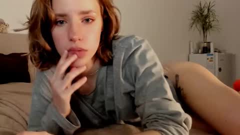 Snapshot of imogensy chatting on 12/21/25, 03:46 my name Imo Fansly online show from 12/21/25, 03:46