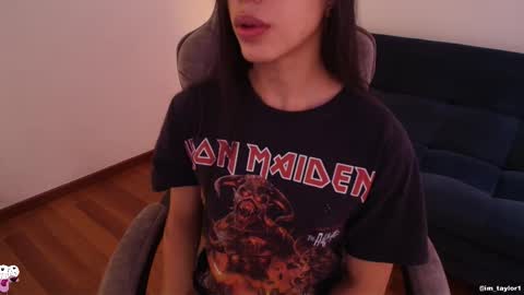Snapshot of imtaylor__ chatting on 10/17/25, 10:12 TAYLOR online show from 10/17/25, 10:12