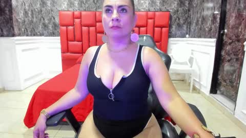 Snapshot of imyourdirtymilf chatting on 10/18/25, 07:14 Karina online show from 10/18/25, 07:14